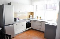 Rekreační dvojdomek Frymburk - kuchyně s obývacím pokojem