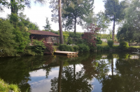 Chalupa s relaxační zahradou - pergola s výhledem na rybník